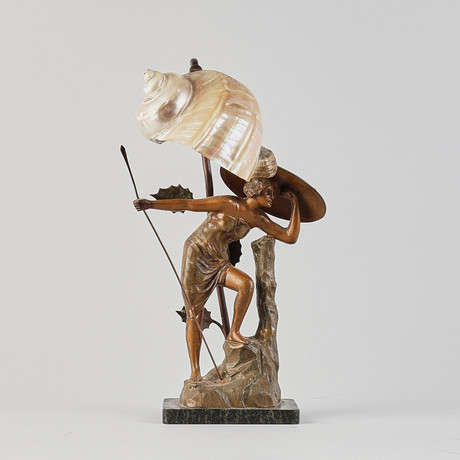 Bordslamp, 1890-tal, med skärm i form av snäcka. på auktion hos Metropol Auktioner