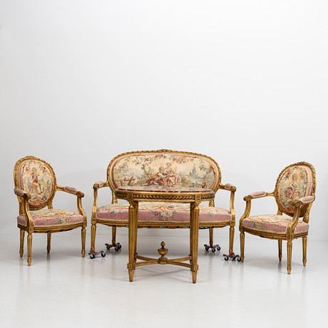 SALONGSGRUPP, förgylld, 4 delar, Louis XVI- stil, 1900-tal. på auktion hos Auktionshuset Kolonn