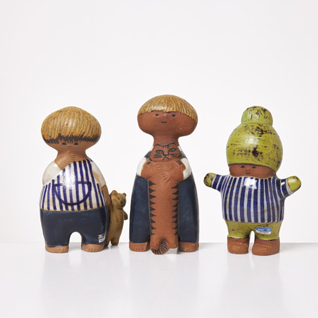 LISA LARSON. Figuriner, 3 st., " Pelle", "Kalle", "Malin", stengods, ur serien Larsons ungar, Gustavsberg, sig på auktion hos Stockholms Auktionsverk Sickla