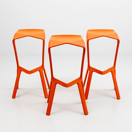 KONSTANTIN GRCIC. Barstolar, 3 st, "Miura", orange polypropelen, PLANK, Italien, 2000-tal. på auktion hos Auktionshuset Kolonn