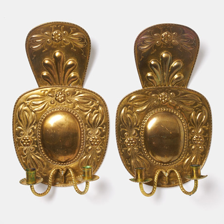 LJUSPLÅTAR. 1 par, mässing, barockstil, J. Bratt, Jönköping, 1900-talets första hälft. på auktion hos Stockholms Auktionsverk Sickla