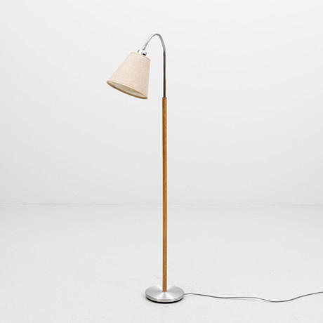 GOLVLAMPA, ek och metall, 200781 Belid. på auktion hos Auktionshuset Kolonn