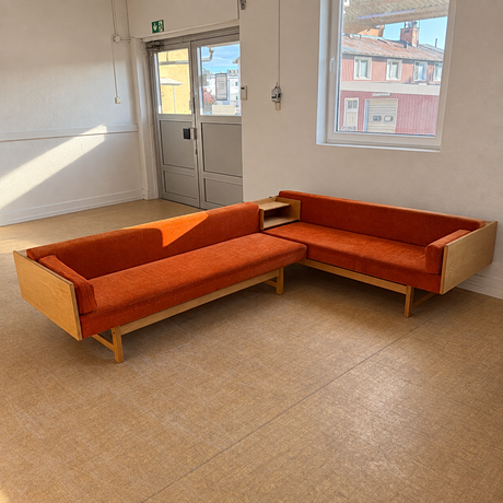 BÄDDSOFFA med avlastningsbord, 'Familia', Yngve Ekström, Broby industrier AB, 1950/60-tal. på auktion hos Gomér & Andersson Linköping