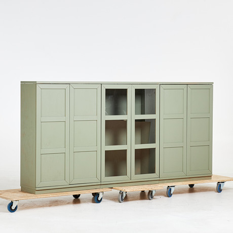 SIDEBOARD, EM möbler, vitrindel i mitten, inredd med hyllplan. på auktion hos Stockholms Auktionsverk Sickla