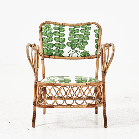 ROTTINGFÅTÖLJ, 1900-talets senare hälft, sits och rygg klädda i textil "Celotocaulis" av Josef Frank för Firma på auktion hos Stockholms Auktionsverk Magasin 5