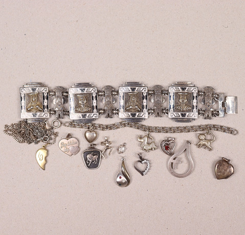 SMYCKEN, silver, armband och hängen mm, totalt 81 gram. på auktion hos Markus Auktioner