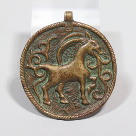 KALEVALA KORU, Finland, hänge i brons, dekor av stenbock. på auktion hos Markus Auktioner