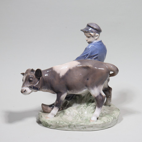 CHRISTIAN THOMSEN. för Royal Copenhagen, figurin #772, pojke med kalv. på auktion hos Markus Auktioner