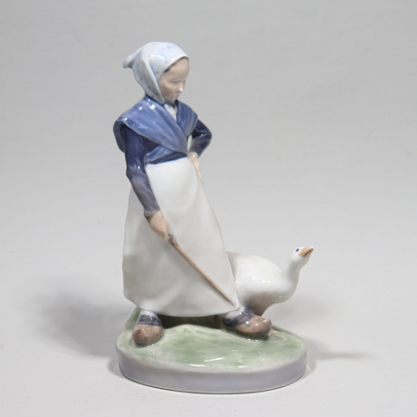 CHRISTIAN THOMSEN. för Royal Copenhagen, figurin #528, flicka med gås. på auktion hos Markus Auktioner
