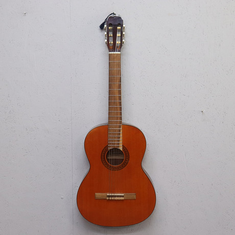 GITARR, akustisk, Pro Session, nylonsträngad. på auktion hos Markus Auktioner