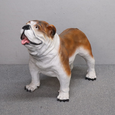 ENGELSK BULLDOG, stor skulptur i bemålat harts/glasfiber. på auktion hos Markus Auktioner