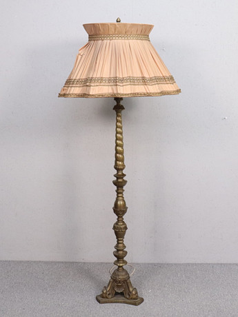 GOLVLAMPA, mässing, barockstil, 1900-talets första hälft. på auktion hos Markus Auktioner