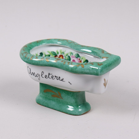 MINIATYR BIDÉ, porslin, text "De har ingen sån i England", 1900-talets mitt. på auktion hos Markus Auktioner