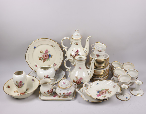 KAFFESERVIS, "Rosenborg", Kjøbenhavns Porcellains Maleri, Danmark, 51 delar. på auktion hos Markus Auktioner