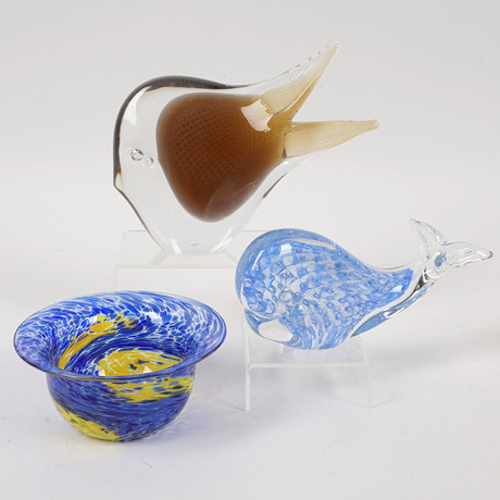 GLASSKULPTURER OCH SKÅL, 3 st, konstglas, bl.a. skål, Ulrica Hydman Vallien, Boda Sweden, 1900-talets andra hä på auktion hos Ekenbergs Auktioner