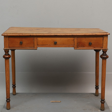 SKRIVBORD, nyrenässans, 1800-tal. på auktion hos Ekenbergs Auktioner