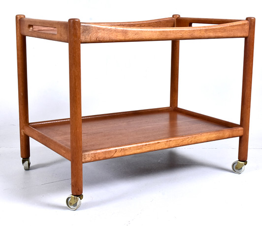 HANS J WEGNER. Serveringsvagn, ek/teak, för Andreas Tuck, 1950-tal. på auktion hos Halmstads Auktionskammare