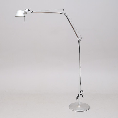 MICHELE DE LUCCHI & GIANCARLO FASSINA. GOLVLAMPA, "TOLOMEO", ARTEMIDE, MODELLEN FORMGIVEN 1990. på auktion hos Crafoord Auktioner Lund