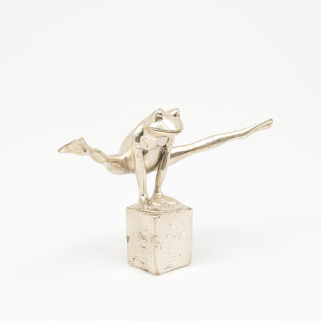ART PEOPLE GALLERY, SWEDEN. "Look at my legs", silverpatinerad brons, stämplad APG. på auktion hos Garpenhus Auktioner
