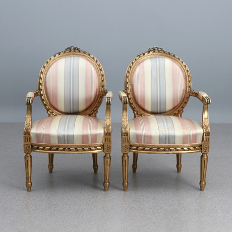 KARMSTOLAR, ETT PAR. Skuret och bronserat trä. Gustaviansk stil, tidigt 1900-tal. på auktion hos Skånes Auktionsverk