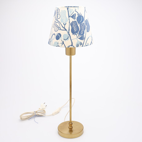 JOSEF FRANK. BORDSLAMPA, MÄSSING, MODELL 2332, LAMPSKÄRM "LA PLATA", FIRMA SVENSKT TENN. på auktion hos Crafoord Auktioner Lund