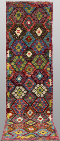 MATTA. Kelim klassisk design gallerimodell, 302 x 86 cm. på auktion hos Södermanlands Auktionsverk