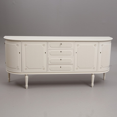 SIDEBOARD, gustaviansk stil, 1900-talets andra hälft. på auktion hos Auktionshuset Thelin & Johansson