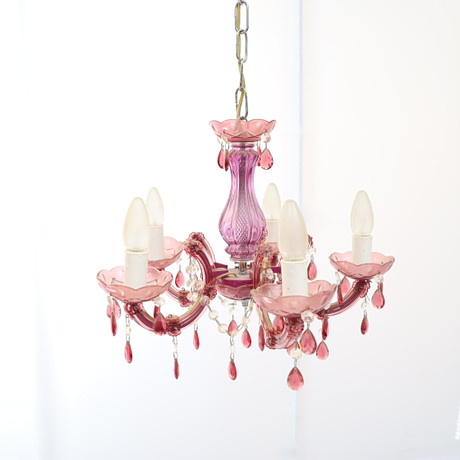 TAKLAMPA, 1900-talets slut, färgat glas och plast. Behängd med prismor. Fem ljuspunkter. på auktion hos Falun Auktionsbyrå