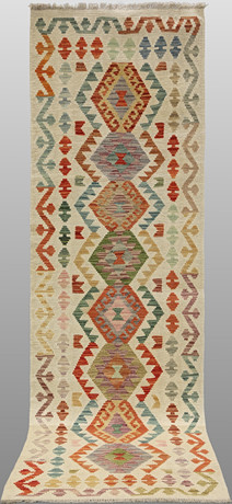MATTA. Kelim klassisk design gallerimodell, 254 x 73 cm. på auktion hos Södermanlands Auktionsverk