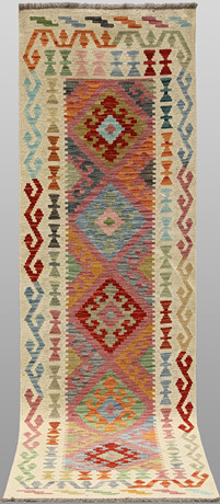 MATTA. Kelim klassisk design gallerimodell, 252 x 76 cm. på auktion hos Södermanlands Auktionsverk
