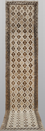 MATTA. Kelim naturfärgad gallerimodell, 401 x 78 cm. på auktion hos Södermanlands Auktionsverk