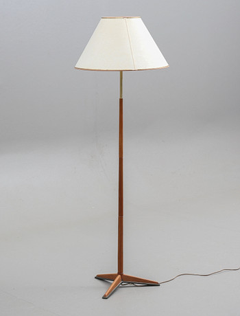 GOLVLAMPA, teak, 1900-talets mitt. på auktion hos Auktionshuset Thelin & Johansson
