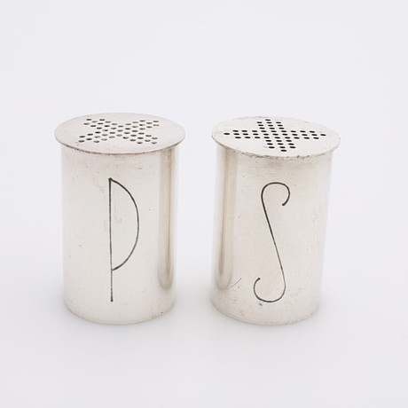 WIWEN NILSSON. SALT- OCH PEPPARSTRÖARE, STERLINGSILVER. på auktion hos Crafoord Auktioner Lund