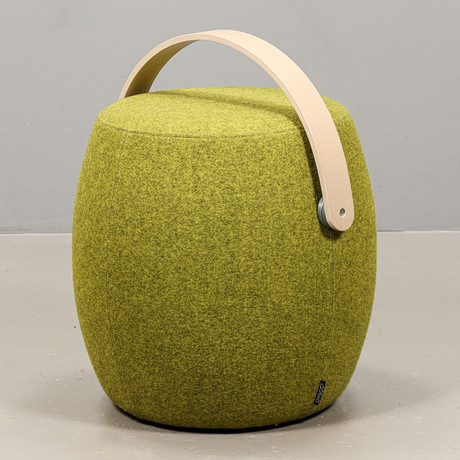 MATTIAS STENBERG. Sittpuff "Carry on" Grön textilklädsel, handtag i bok, Offecct, Samtida tillverkning. på auktion hos Karlstad Hammarö Auktionsverk
