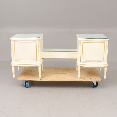 SIDEBOARD, gustaviansk stil, 1900-tal. på auktion hos RA Auktionsverket Norrköping