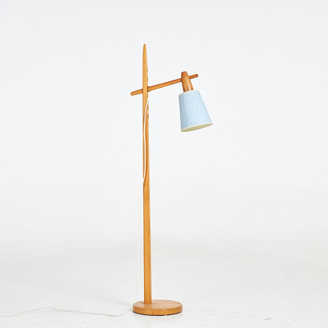 GOLVLAMPA, furu, ställbar höjd, skärm i plast och textil, 1970/80-tal. på auktion hos Stockholms Auktionsverk Sickla