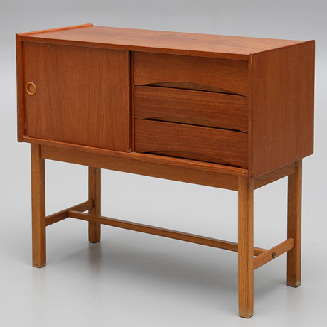 SIDOBORD, teakfanér samt bok, 1950/60-tal, Sverige. på auktion hos Auktionsmagasinet Vänersborg
