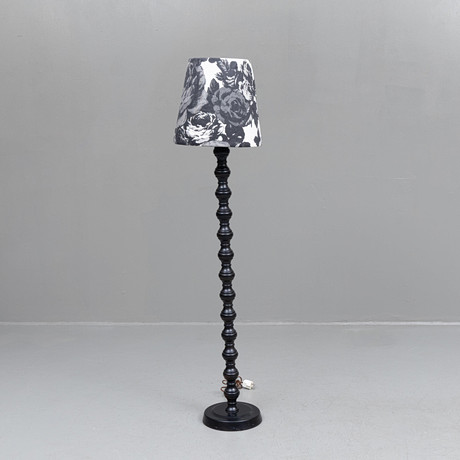 GOLVLAMPA, svartlackerat trä, 2000-tal. på auktion hos Garpenhus Auktioner