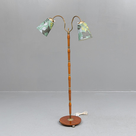 GOLVLAMPA, metall och trä, 1900-talets mitt. på auktion hos Garpenhus Auktioner