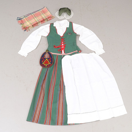 FOLKDRÄKT, 8 delar, Ångermanland, Bjätrå Socken 1953. på auktion hos RA Auktionsverket Norrköping