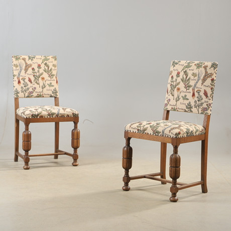 STOLAR, 1 par, textil och ek, 1900-talets första hälft. på auktion hos Helsingborgs Auktionskammare