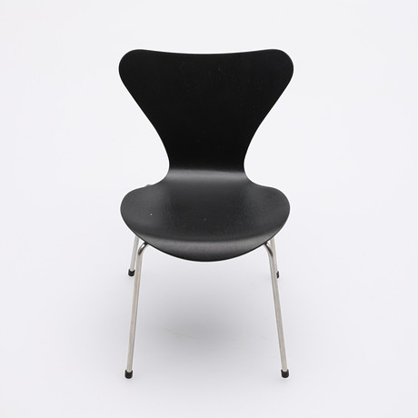 MÖBELMINIATYR, SJUAN, FORMGIVEN AV ARNE JACOBSEN. på auktion hos Crafoord Auktioner Lund