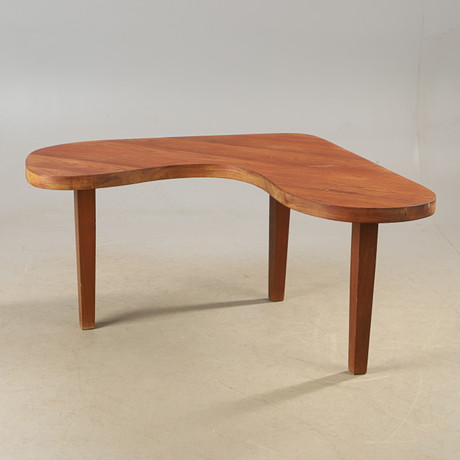 SOFFBORD, organisk form, massiv teak, 1960/70-tal. på auktion hos Helsingborgs Auktionskammare