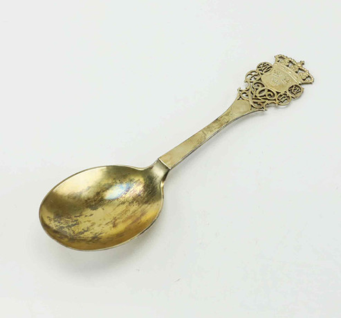 MINNESSKED, silver, "Med folket för fosterlandet", Kungliga monogram, Tre Kronor, Karl Anderson, Stockholm, 19 på auktion hos Hälsinglands Auktionsverk