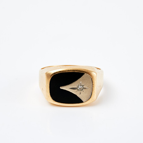 RING, s.k klackring, 18 k vit- och rödguld, 1 briljantslipad diamant, ca 0,016 ct. enligt gravyr, dekor av pla på auktion hos Stockholms Auktionsverk Sickla