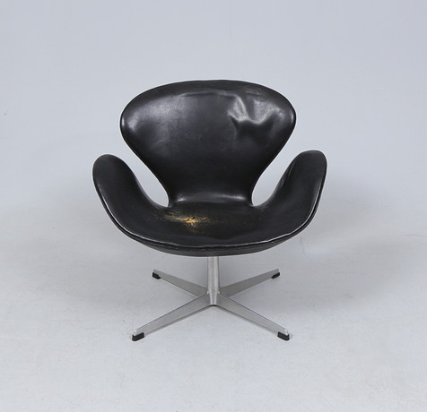 ARNE JACOBSEN. Fåtölj, ''Svanen'', modell nr 3320, Fritz Hansen, Danmar 1960 tal. på auktion hos Gomér & Andersson Linköping