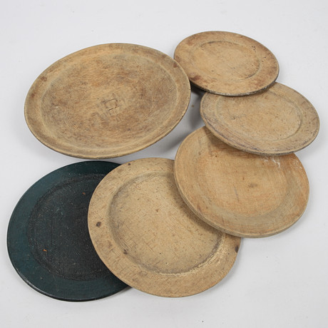TRÄDISKAR, trä, 6 st, bomärkta, Hälsingland, 1700-/1800-tal. på auktion hos Ekenbergs Auktioner