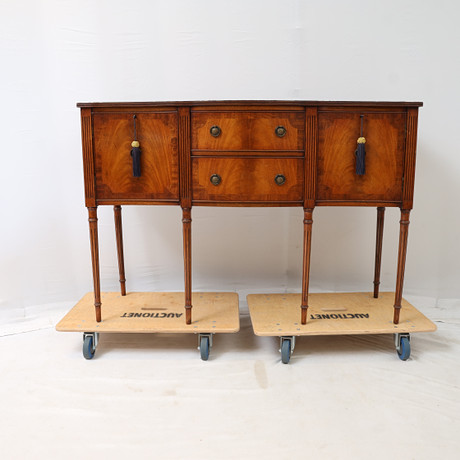 SIDEBOARD, England 1900-tal, fanerat, med två dörrar och två lådor. på auktion hos Falun Auktionsbyrå