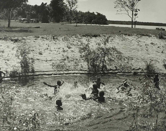SVEN GILLSÄTER. Fotografi, badande barn, 1900-tal. på auktion hos Hälsinglands Auktionsverk