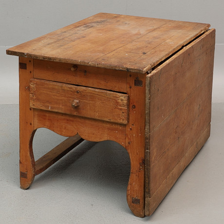SLAGBORD, furu, allmoge, 1800-tal. på auktion hos Ekenbergs Auktioner